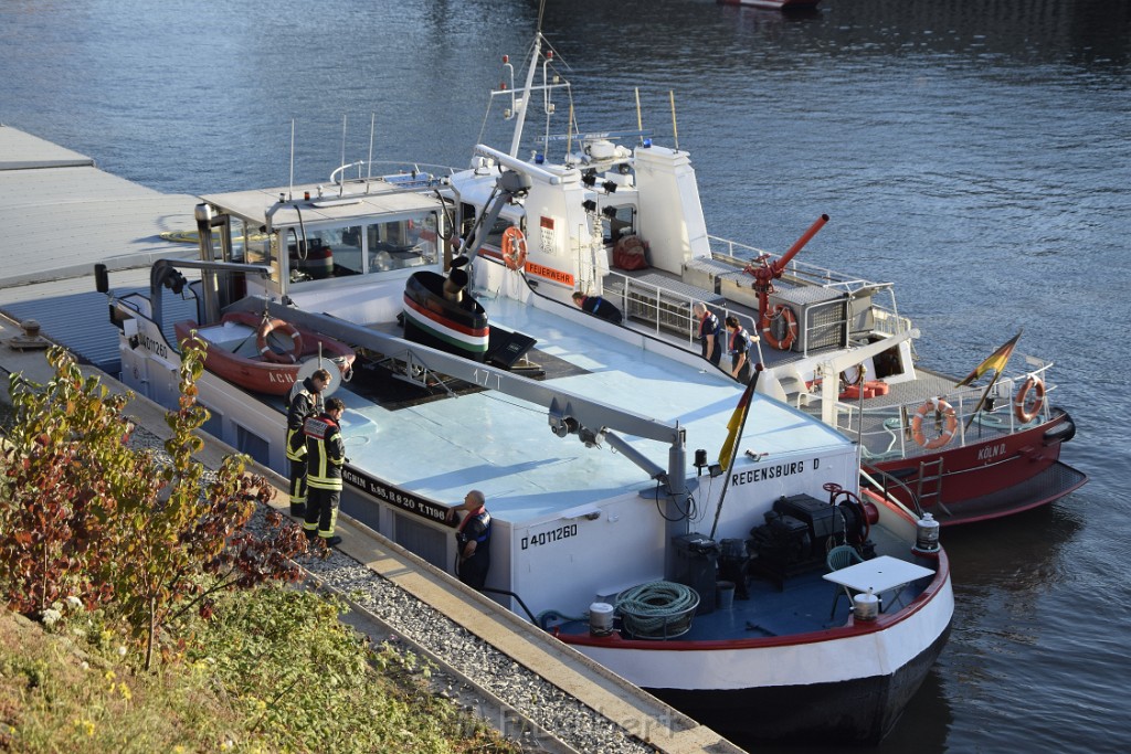 Havarie Wassereinbruch Motorraum beim Schiff Koeln Niehl Niehler Hafen P048.JPG - Miklos Laubert